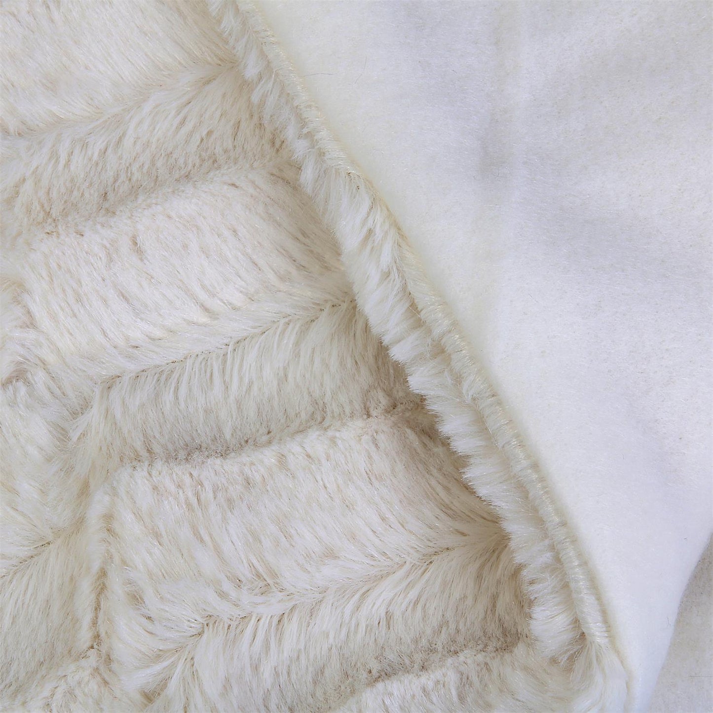 Vue latérale du plaid ZenPur blanc luxueux en imitation fourrure, texture moelleuse et finition soignée