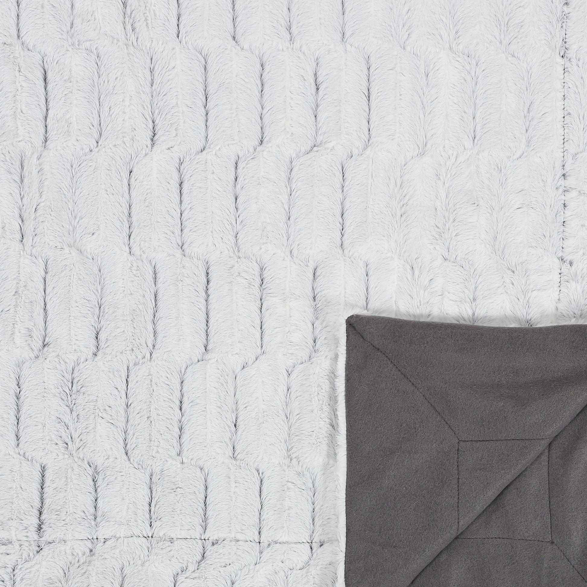 Vue latérale du plaid ZenPur à carreaux en imitation fourrure, texture moelleuse et finition soignée