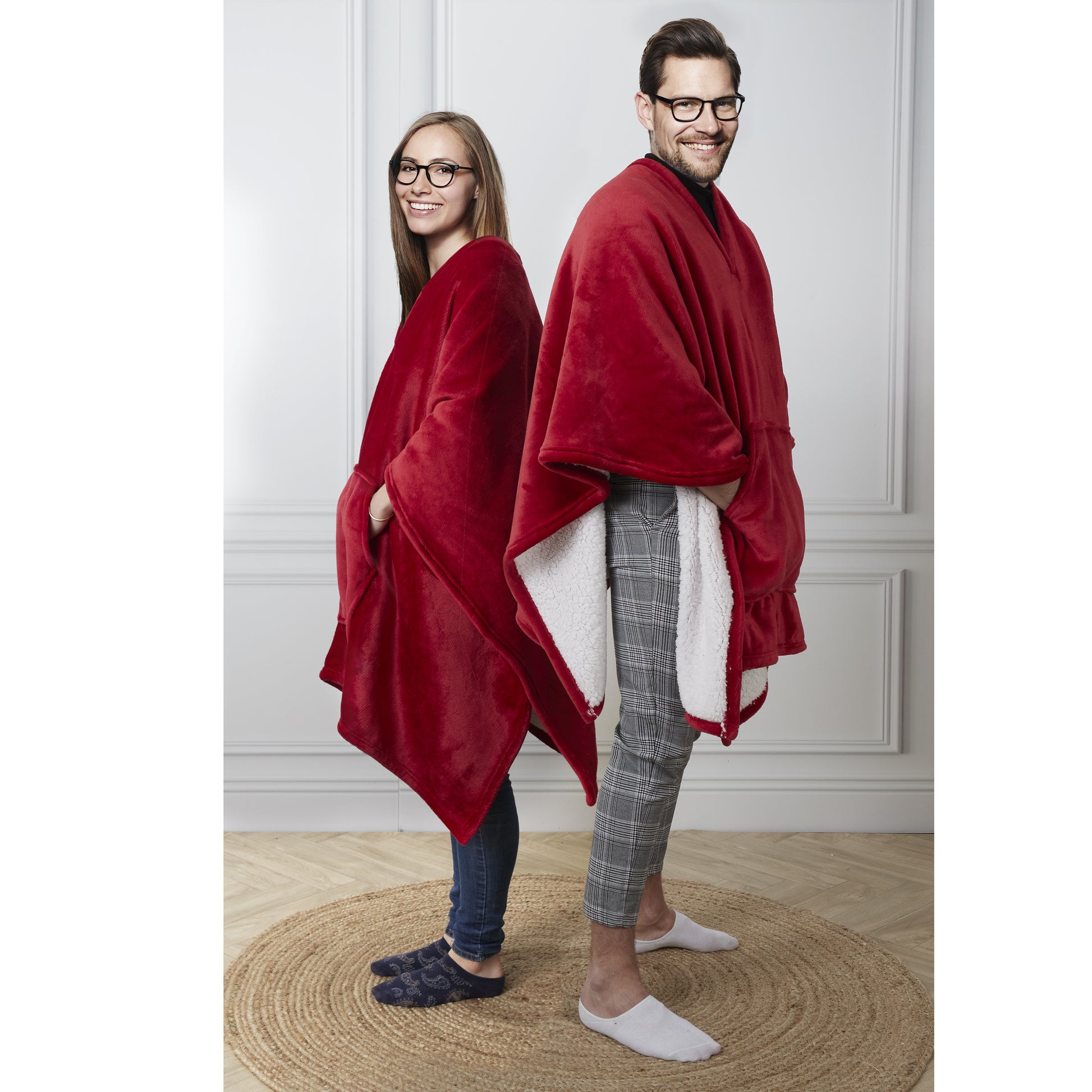 Vue latérale du poncho rouge ZenPur en style plaid, coupe ample et finition soignée