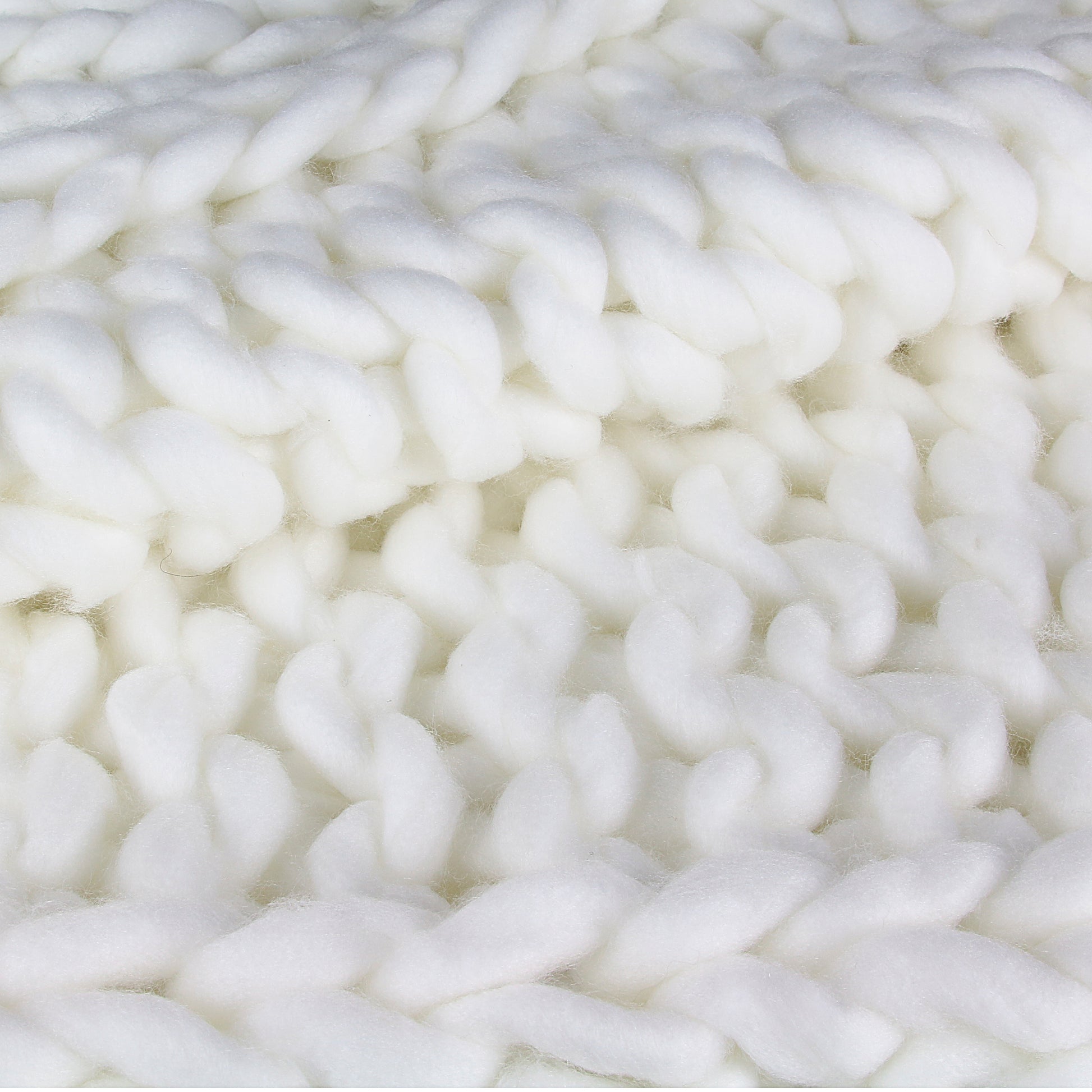 Zoom sur le plaid grosse maille chunky écru ZenPur, texture épaisse et douce pour confort premium